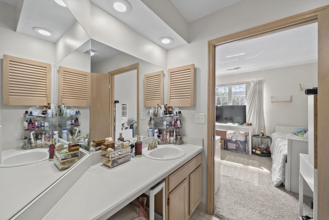 2430 Sportsman Drive, Grove City, OH 43123