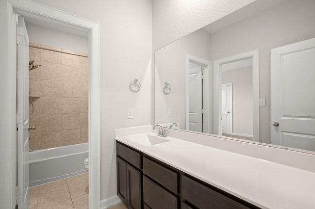 327 Baretta LOOP, Buda, TX 78610
