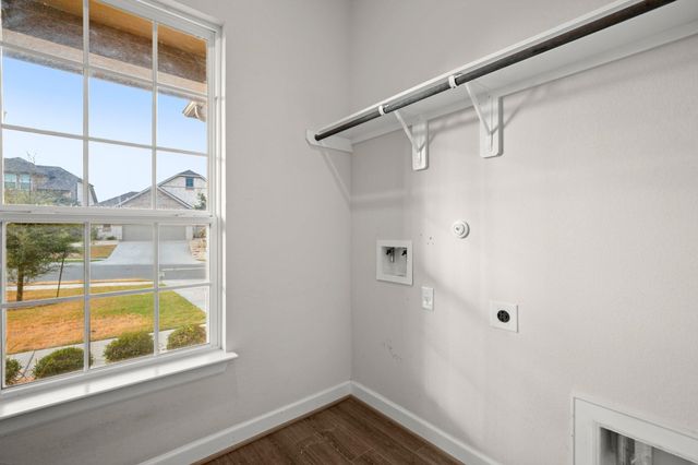 327 Baretta LOOP, Buda, TX 78610