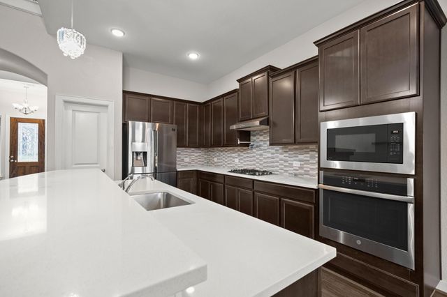 327 Baretta LOOP, Buda, TX 78610