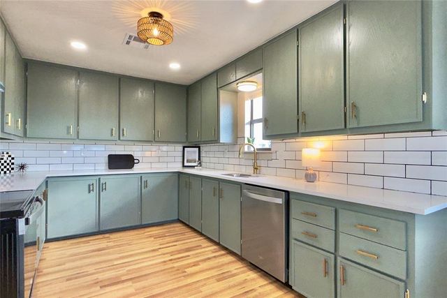 9710 Hillcrest Drive, Edmond, OK 73025