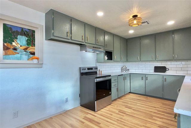 9710 Hillcrest Drive, Edmond, OK 73025