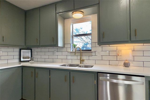 9710 Hillcrest Drive, Edmond, OK 73025