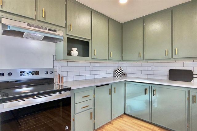 9710 Hillcrest Drive, Edmond, OK 73025