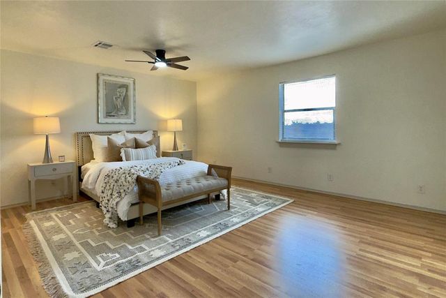 9710 Hillcrest Drive, Edmond, OK 73025