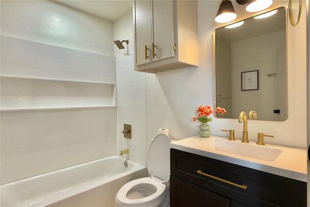 9710 Hillcrest Drive, Edmond, OK 73025