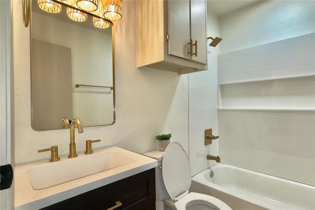 9710 Hillcrest Drive, Edmond, OK 73025