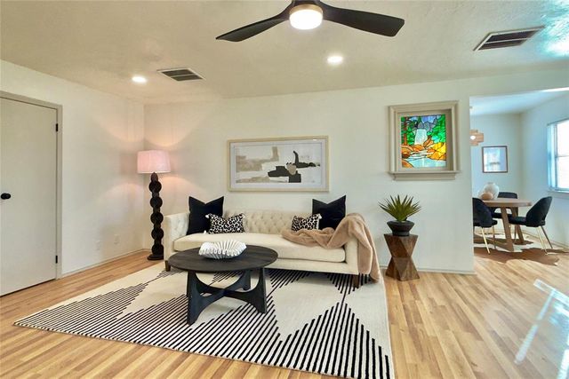 9710 Hillcrest Drive, Edmond, OK 73025