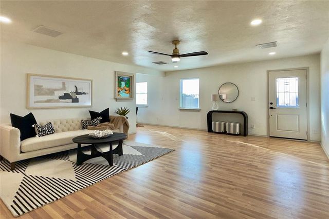 9710 Hillcrest Drive, Edmond, OK 73025