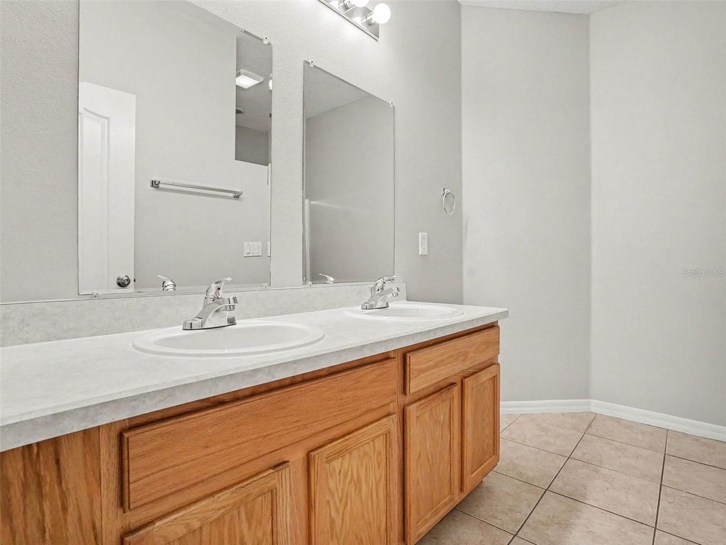 Image 16 of property listing at 5007 SHALE RIDGE TRAIL, Orlando, FL 32818