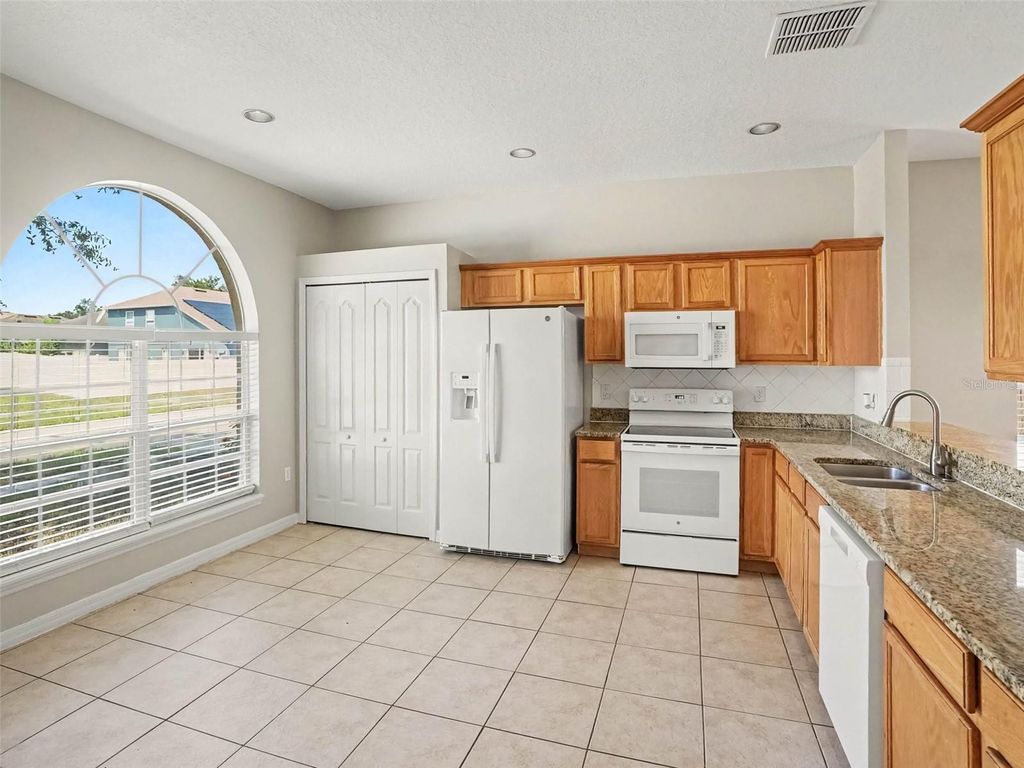 Image 4 of property listing at 5007 SHALE RIDGE TRAIL, Orlando, FL 32818