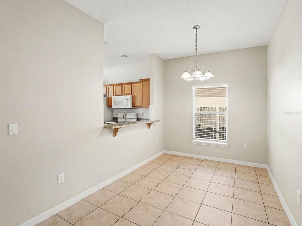 Image 7 of property listing at 5007 SHALE RIDGE TRAIL, Orlando, FL 32818