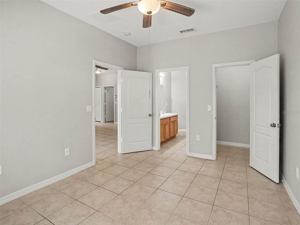 Image 8 of property listing at 5007 SHALE RIDGE TRAIL, Orlando, FL 32818