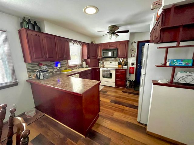 924 2nd Ave SW, Oelwein, IA 50662