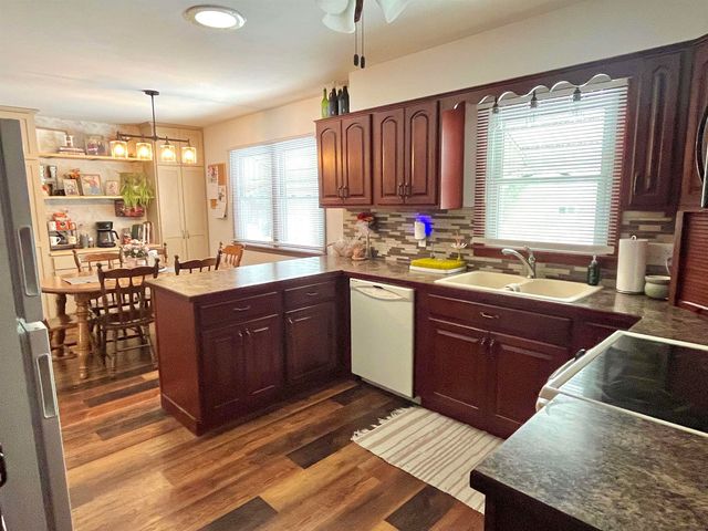 924 2nd Ave SW, Oelwein, IA 50662