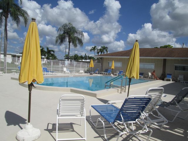 4261 Meadow View Drive, Boynton Beach, FL 33436