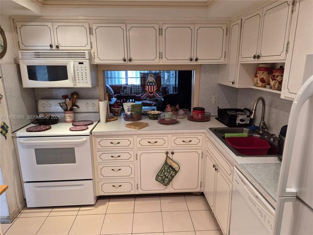 330 SE 2nd St 202E, Hallandale Beach, FL 33009