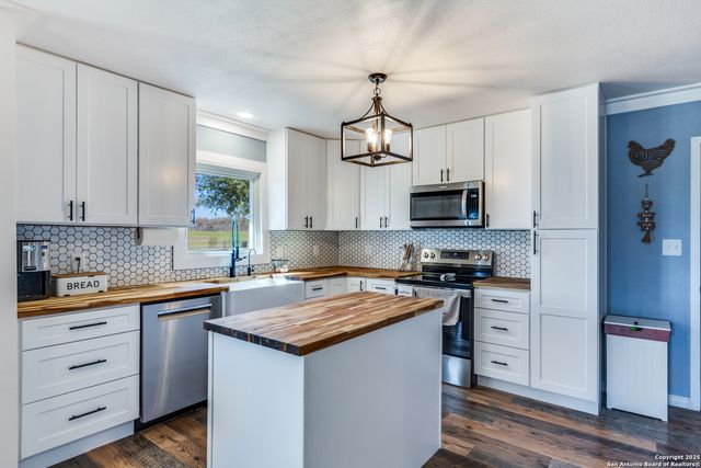 1646 County Road 438, Stockdale, TX 78160