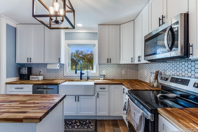 1646 County Road 438, Stockdale, TX 78160