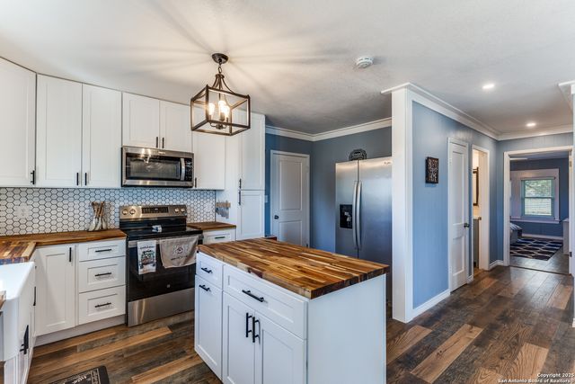 1646 County Road 438, Stockdale, TX 78160