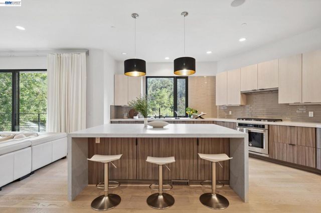 3 West Cir, Oakland, CA 94611