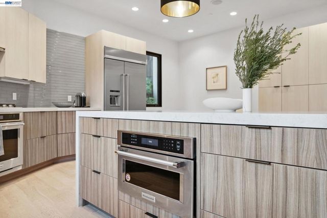 3 West Cir, Oakland, CA 94611