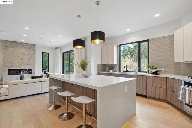 3 West Cir, Oakland, CA 94611