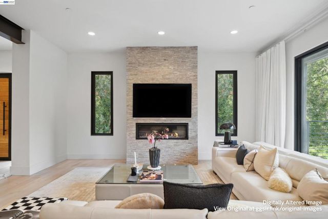 3 West Cir, Oakland, CA 94611