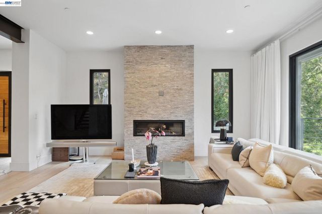 3 West Cir, Oakland, CA 94611