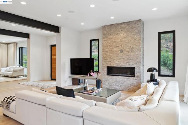 3 West Cir, Oakland, CA 94611