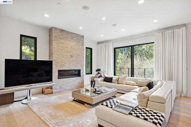 3 West Cir, Oakland, CA 94611