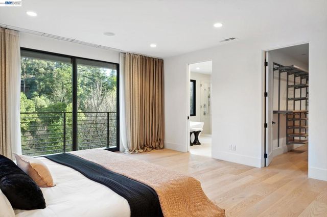 3 West Cir, Oakland, CA 94611