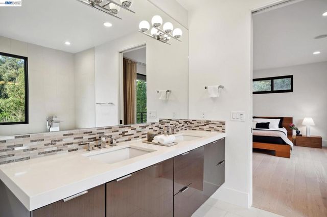 3 West Cir, Oakland, CA 94611