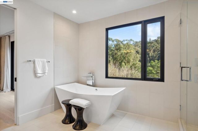 3 West Cir, Oakland, CA 94611