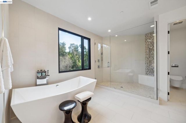 3 West Cir, Oakland, CA 94611