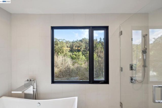 3 West Cir, Oakland, CA 94611