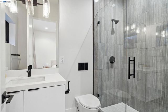 3 West Cir, Oakland, CA 94611