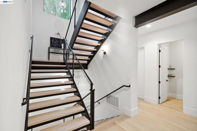 3 West Cir, Oakland, CA 94611