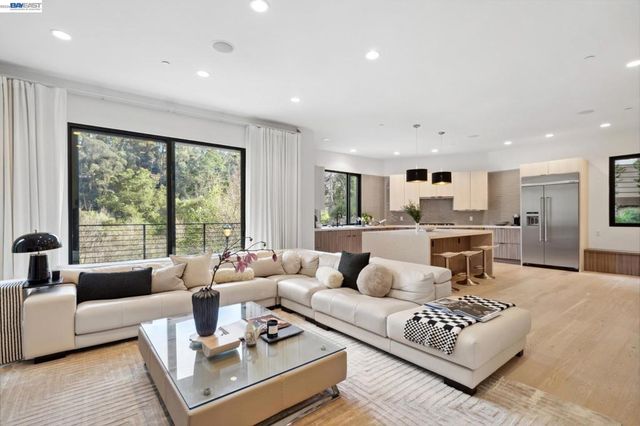 3 West Cir, Oakland, CA 94611