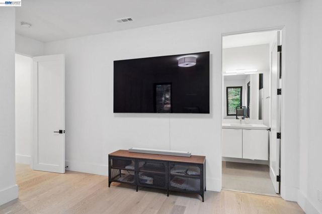 3 West Cir, Oakland, CA 94611