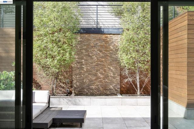 3 West Cir, Oakland, CA 94611