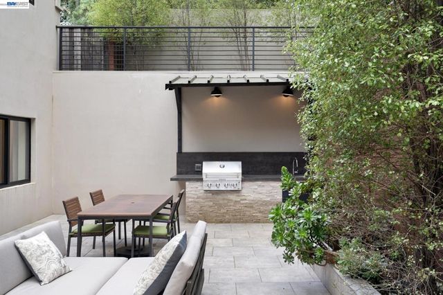 3 West Cir, Oakland, CA 94611