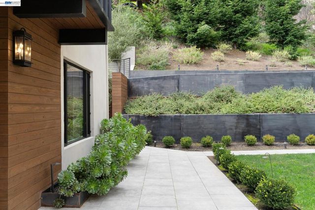 3 West Cir, Oakland, CA 94611