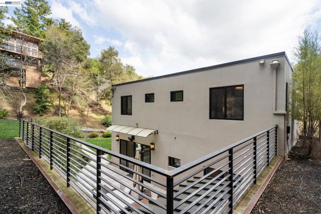 3 West Cir, Oakland, CA 94611