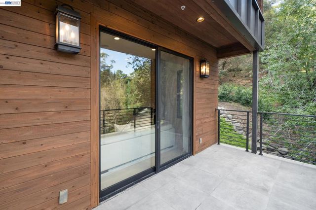 3 West Cir, Oakland, CA 94611