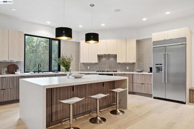 3 West Cir, Oakland, CA 94611