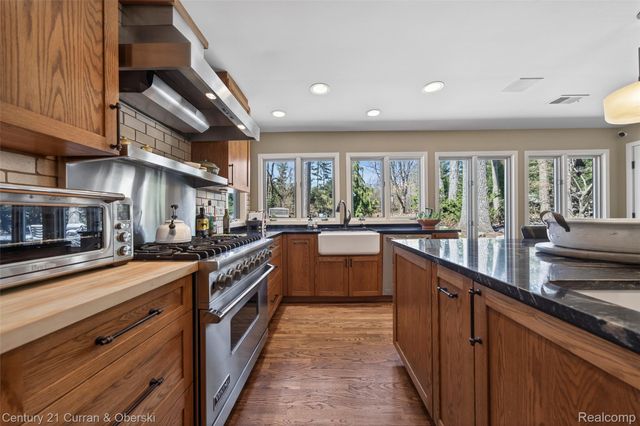 6130 Idlewyle Road, Bloomfield Hills, MI 48301