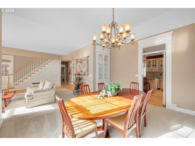 2530 BEACON HILL Dr, West Linn, OR 97068