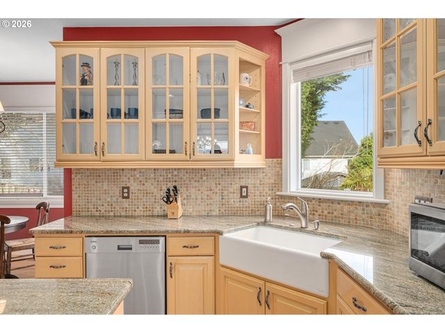 2530 BEACON HILL Dr, West Linn, OR 97068