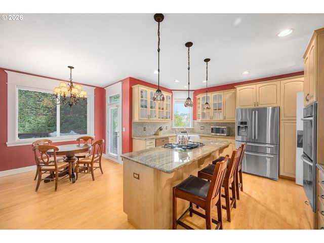 2530 BEACON HILL Dr, West Linn, OR 97068
